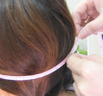 額（髪の生え際）から後頭部のいちばん出ている部分より少し下げた位置を通してメジャーを一周させます。